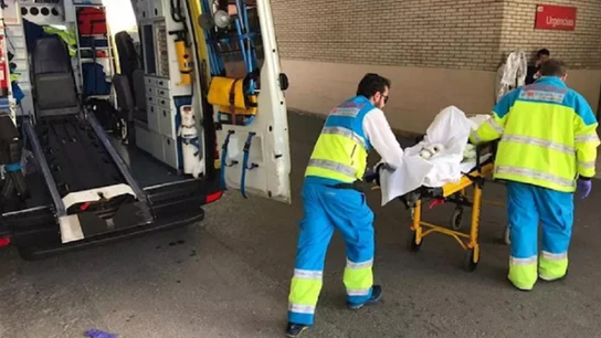 Los Sanitarios del Summa 112 atendiendo a un hombre en Rivas, Madrid Imagen de los Sanitarios del Summa 112 atendiendo a un hombre en Rivas, Madrid