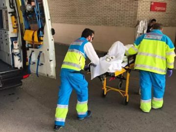 Los Sanitarios del Summa 112 atendiendo a un hombre en Rivas, Madrid Los Sanitarios del Summa 112 atendiendo a un hombre en Rivas, Madrid
