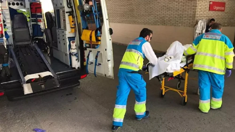 Imagen de los Sanitarios del Summa 112 atendiendo a un hombre en Rivas, Madrid