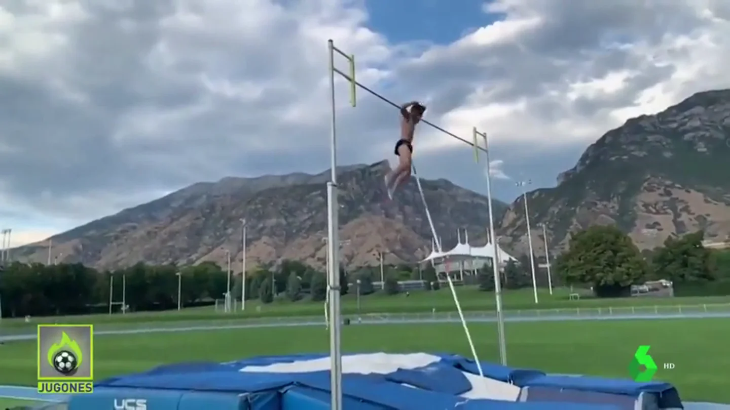 18 puntos de sutura en los testículos después de clavarse la pértiga en un salto 18 puntos de sutura en los testículos después de clavarse la pértiga en un salto