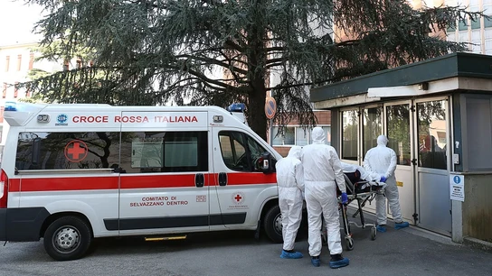 Imagen de una ambulancia a las puertas del Hospital de Padua, al norte de Italia Imagen de una ambulancia a las puertas del Hospital de Padua, al norte de Italia