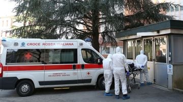 Imagen de una ambulancia a las puertas del Hospital de Padua, al norte de Italia