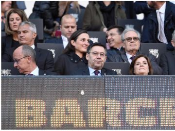 Bartomeu junto al escudo del Real Madrid Bartomeu junto al escudo del Real Madrid