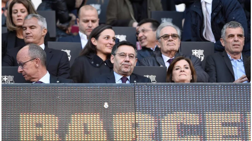 Bartomeu junto al escudo del Real Madrid