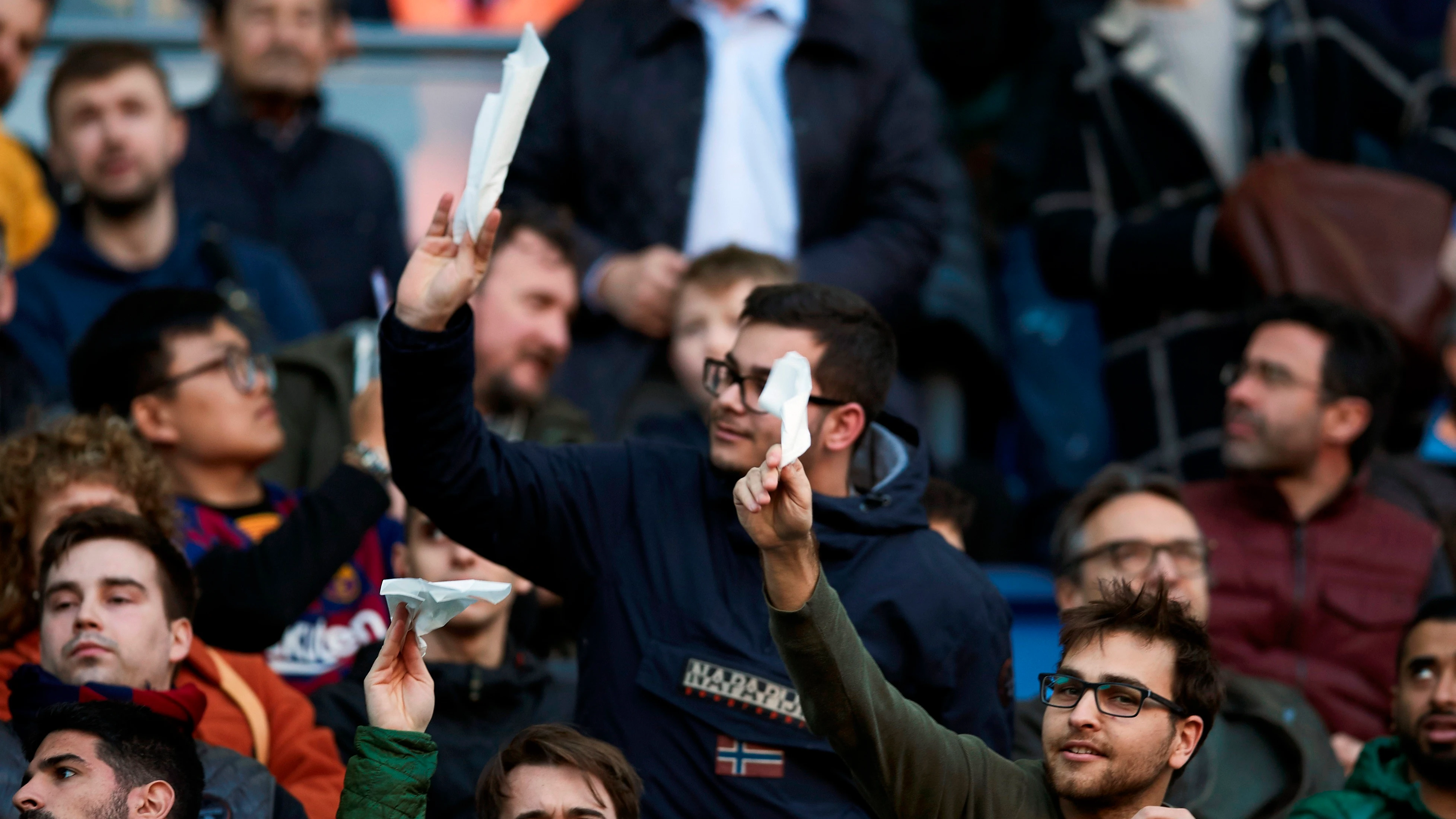 Pañolada en el Camp Nou