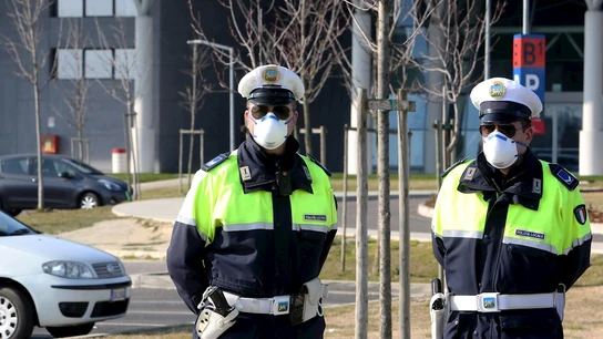 Policías frente al hospital de Schiavonia Policías frente al hospital de Schiavonia