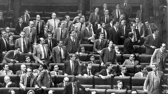 Los diputados del Congreso, en pie tras la entrada de Tejero en el hemiciclo Los diputados del Congreso, en pie tras la entrada de Tejero en el hemiciclo