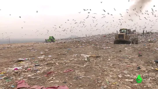 Vista general de un vertedero. Vista general de un vertedero.