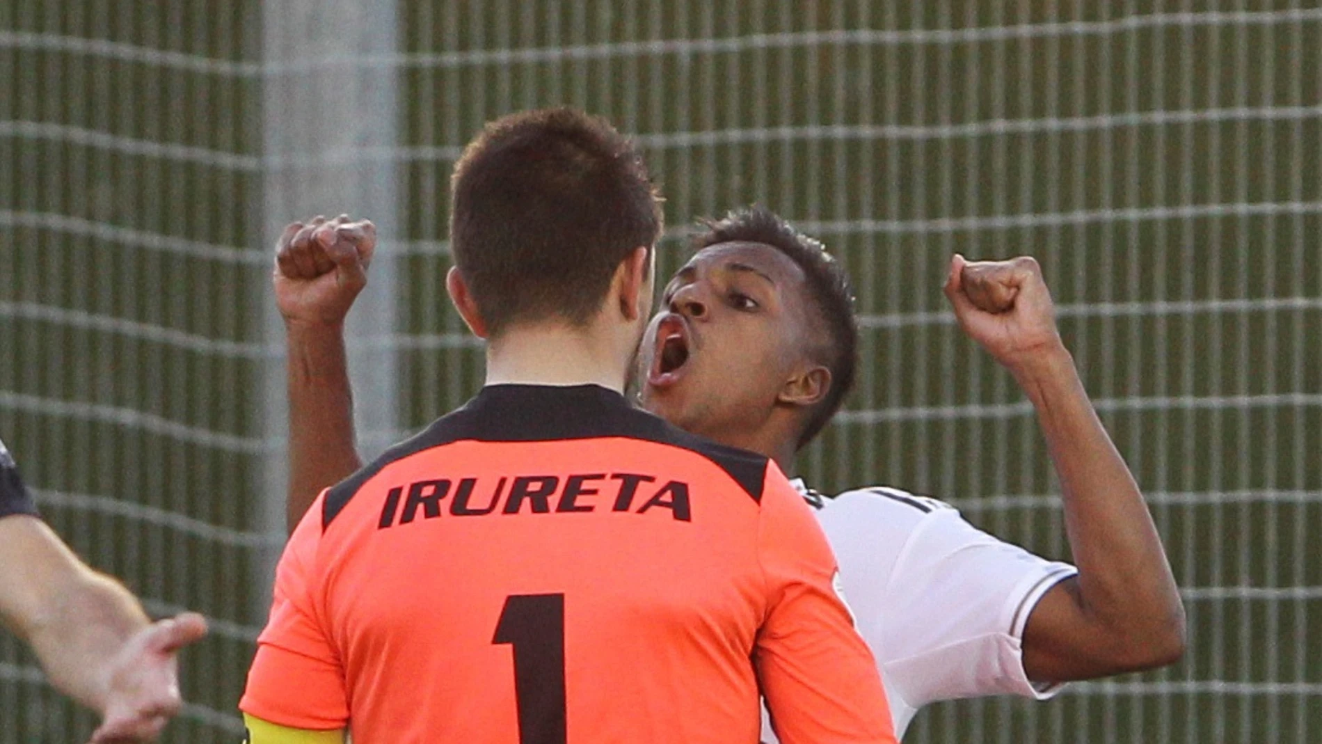 Rodrygo celebrando su gol frente al portero del Sanse