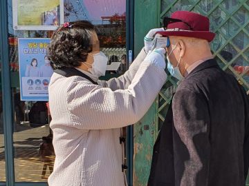 Imagen de dos personas con mascarillas para protegerse del coronavirus en Corea del Sur Imagen de dos personas con mascarillas para protegerse del coronavirus en Corea del Sur