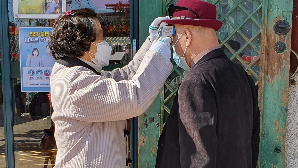 Imagen de dos personas con mascarillas para protegerse del coronavirus en Corea del Sur