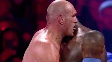 Tyson Fury tratando de lamer la sangre de Deontar Wilder