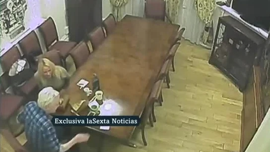 Imagen de un encuentro privado de Julian Assange Imagen de un encuentro privado de Julian Assange