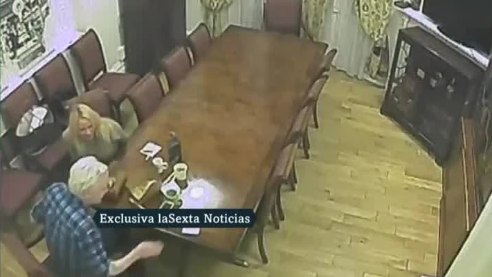 Imagen de un encuentro privado de Julian Assange