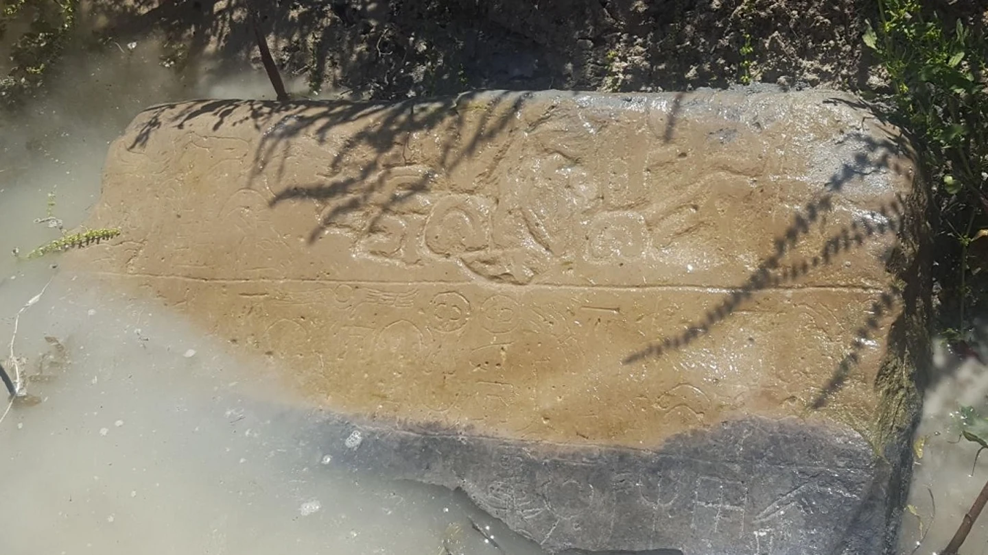 Imagen de la estela que ha aparecido en un canal en la península de Anatolia, en Asia. Imagen de la estela que ha aparecido en un canal en la península de Anatolia, en Asia.