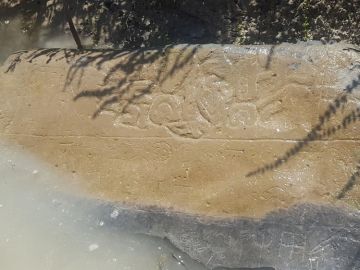 Imagen de la estela que ha aparecido en un canal en la península de Anatolia, en Asia. Imagen de la estela que ha aparecido en un canal en la península de Anatolia, en Asia.