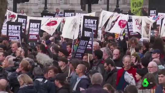Cientos de personas se manifiestan en apoyo a Assange en Londres: "Si perdemos esta batalla el mundo será un lugar peor" Cientos de personas se manifiestan en apoyo a Assange en Londres: "Si perdemos esta batalla el mundo será un lugar peor"