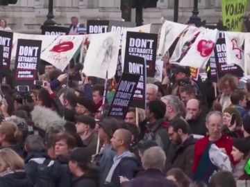 Cientos de personas se manifiestan en apoyo a Assange en Londres: "Si perdemos esta batalla el mundo será un lugar peor" Cientos de personas se manifiestan en apoyo a Assange en Londres: "Si perdemos esta batalla el mundo será un lugar peor"