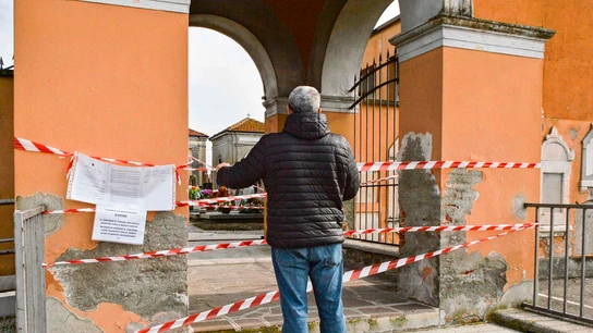 Un ciudadano observa un cementerio cerrado por el coronavirus Un ciudadano observa un cementerio cerrado por el coronavirus