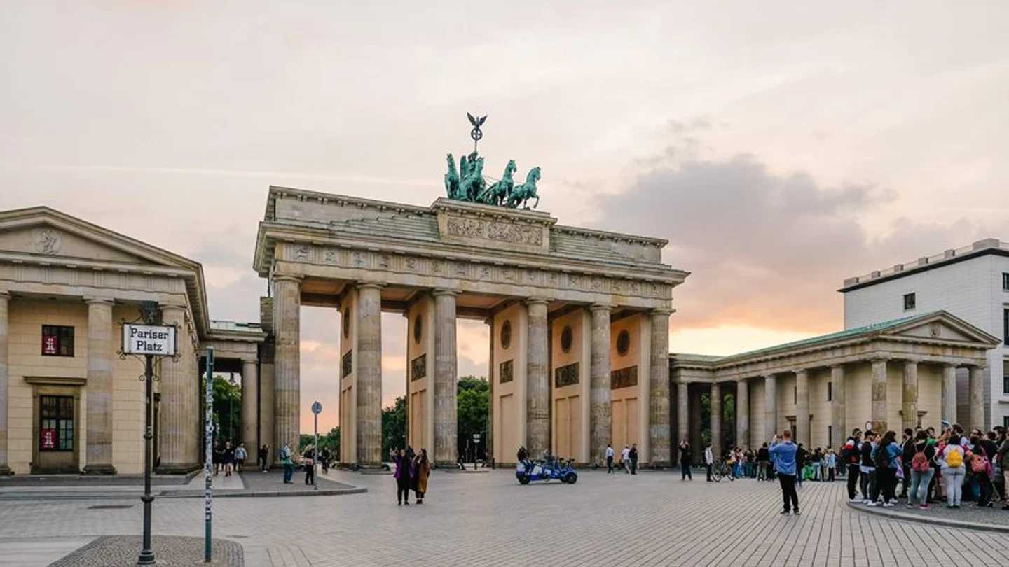 La Puerta de Brandeburgo, antigua puerta de entrada a Berlín y uno de los principales símbolos de la ciudad. La Puerta de Brandeburgo, antigua puerta de entrada a Berlín y uno de los principales símbolos de la ciudad.