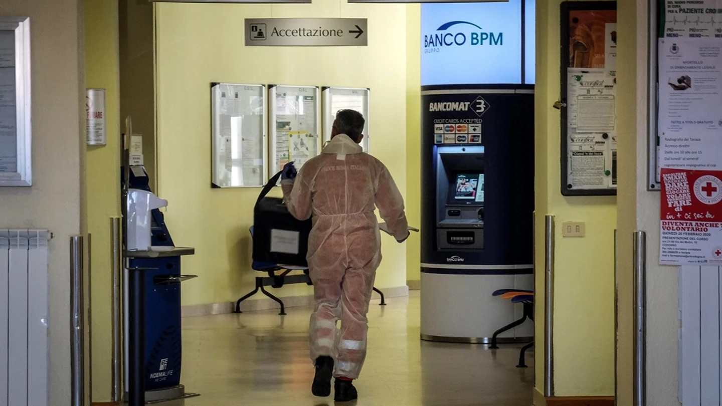 Imagen de un hombre con protección frente al coronavirus en un hospital de Italia Imagen de un hombre con protección frente al coronavirus en un hospital de Italia