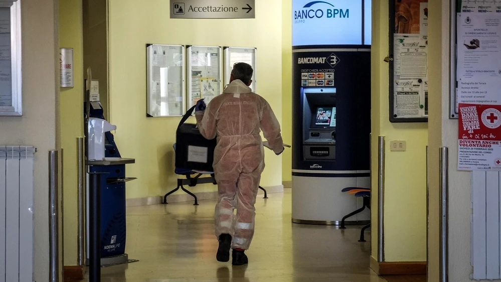 Imagen de un hombre con protección frente al coronavirus en un hospital de Italia