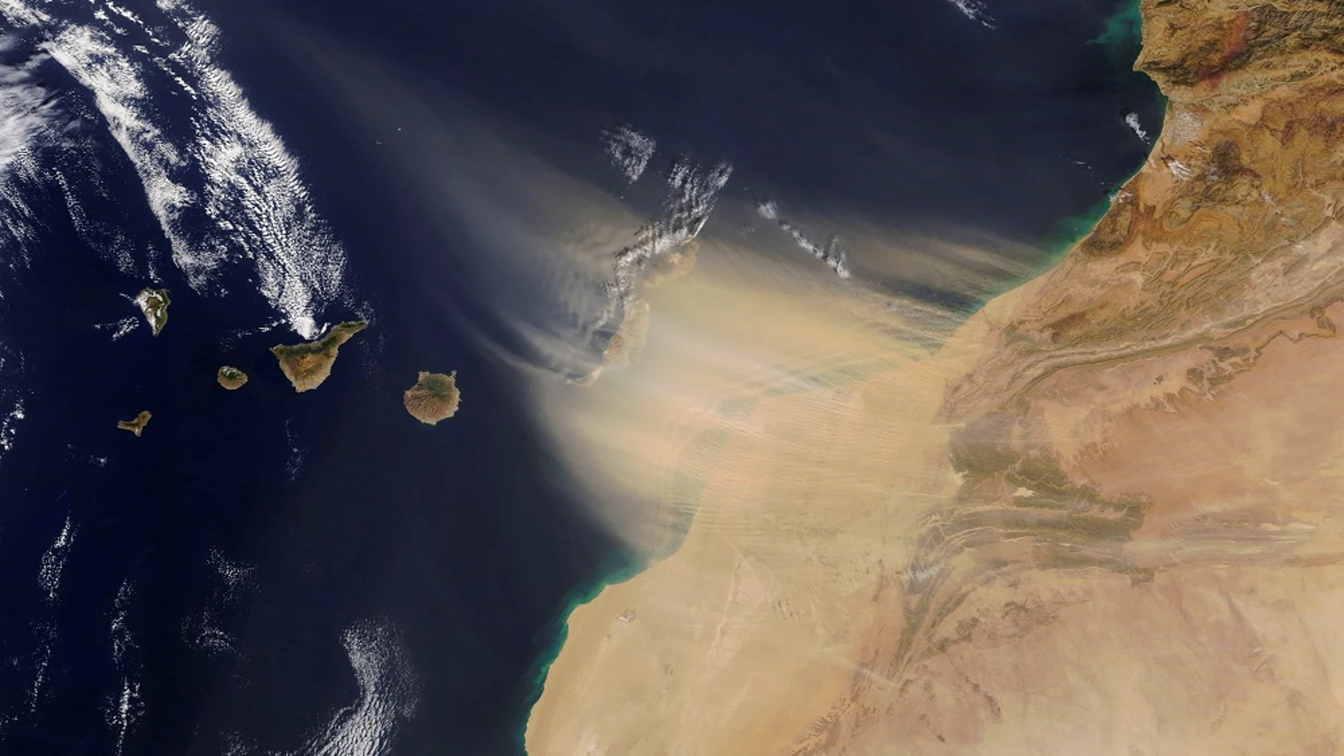 Imagen de la calima de Canarias vista desde el espacio