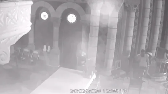 Captura de la grabación de las cámaras de seguridad de la iglesia durante la profanación Captura de la grabación de las cámaras de seguridad de la iglesia durante la profanación