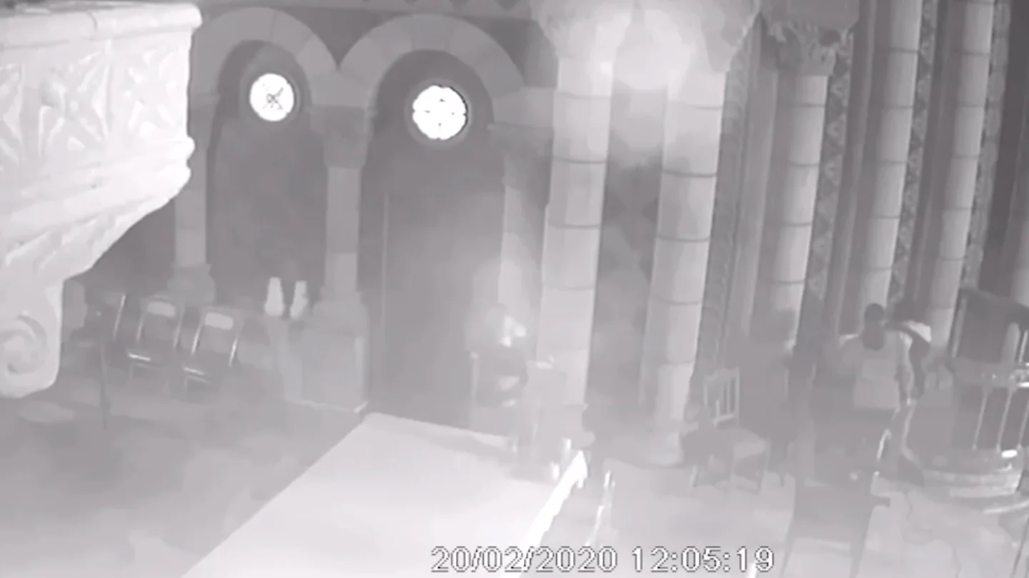 Captura de la grabación de las cámaras de seguridad de la iglesia durante la profanación Captura de la grabación de las cámaras de seguridad de la iglesia durante la profanación