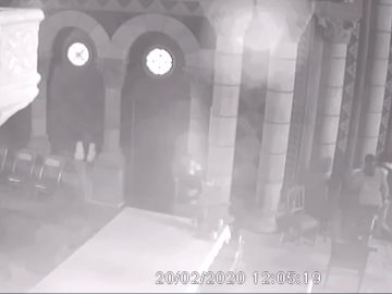 Captura de la grabación de las cámaras de seguridad de la iglesia durante la profanación Captura de la grabación de las cámaras de seguridad de la iglesia durante la profanación