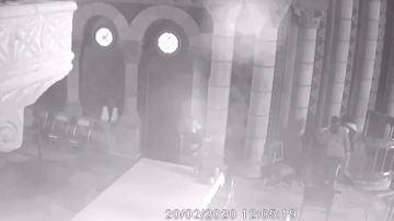Captura de la grabación de las cámaras de seguridad de la iglesia durante la profanación