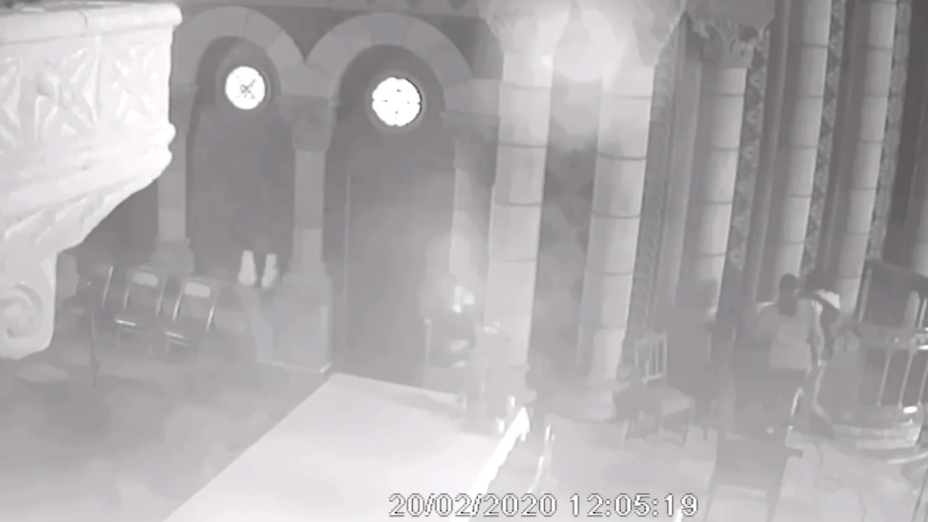 Captura de la grabación de las cámaras de seguridad de la iglesia durante la profanación