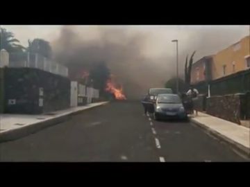 Las impactantes imágenes que reflejan cómo se están viviendo los incendios de Tenerife Norte desde dentro Las impactantes imágenes que reflejan cómo se están viviendo los incendios de Tenerife Norte desde dentro