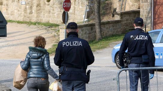 La Polic&iacute;a italiana en Mil&aacute;n, tras la llegada del coronavirus