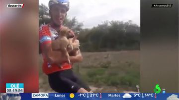El grupo de ciclistas más aplaudido de las redes: rescatan a seis cachorros abandonados en mitad de la montaña
