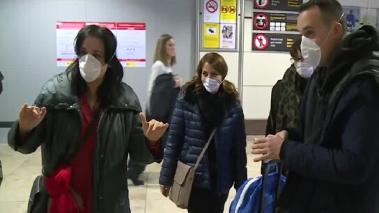 Espa&ntilde;oles regresan de Italia