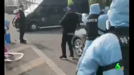 El "sofisticado mecanismo" de las autoridades chinas para interceptar sospechosos de coronavirus: "Zasca, cazamariposas in the face" El "sofisticado mecanismo" de las autoridades chinas para interceptar sospechosos de coronavirus: "Zasca, cazamariposas in the face"