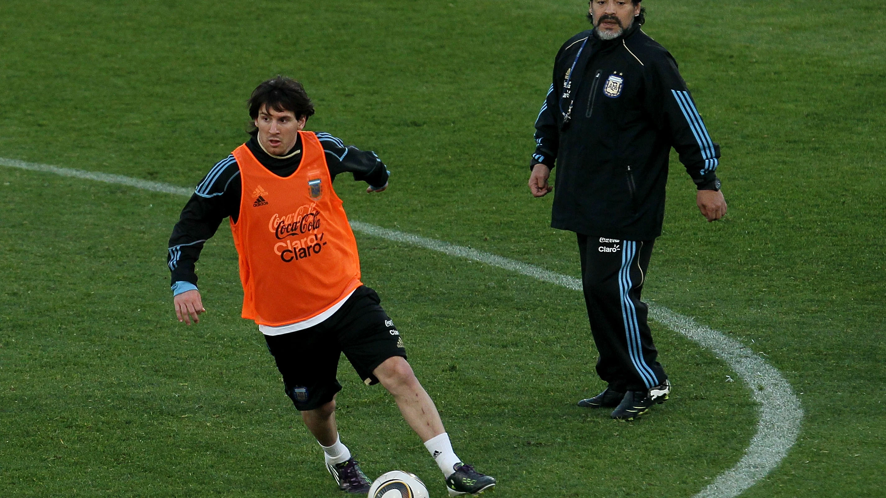 Messi y Maradona en el mundial de 2010