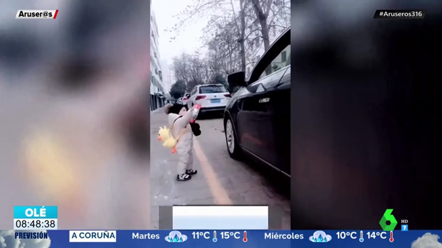Un niño de 15 meses da una lección medioambiental a un hombre devolviéndole la botella que había tirado al suelo Un niño de 15 meses da una lección medioambiental a un hombre devolviéndole la botella que había tirado al suelo