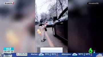 Un niño de 15 meses da una lección medioambiental a un hombre devolviéndole la botella que había tirado al suelo