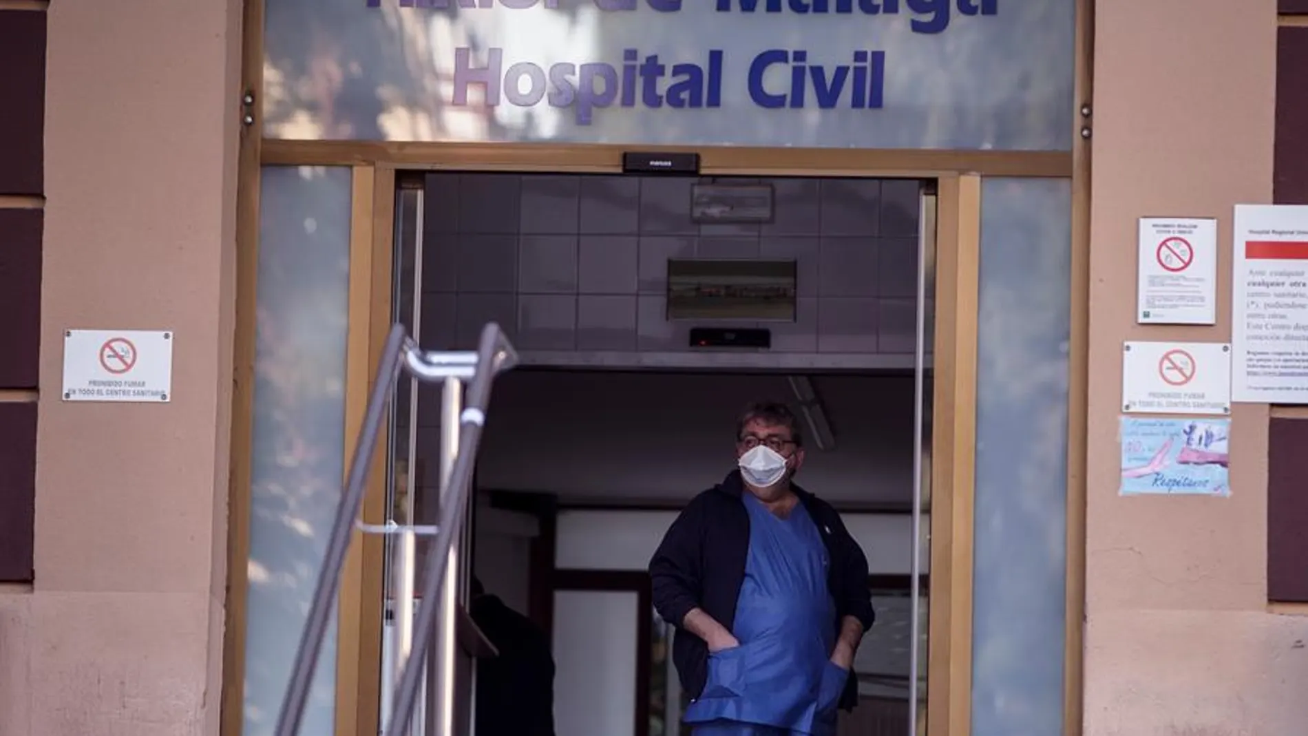 Un trabajador del Hospital Civil de Málaga porta una mascarilla protectora después de que dos pacientes hayan sido aislados.