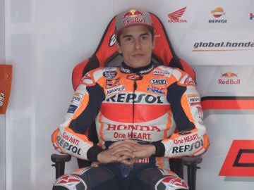 Marc Márquez en el box durante los entrenamientos en Qatar Marc Márquez en el box durante los entrenamientos en Qatar