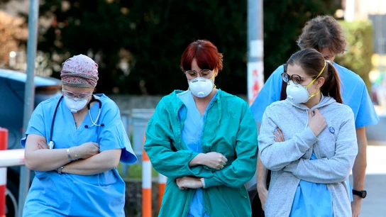 Sanitarios pasean con mascarilla ante el coronavirus en Italia Sanitarios pasean con mascarilla ante el coronavirus en Italia