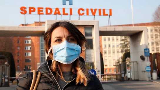 Una mujer con mascarilla en Brescia Una mujer con mascarilla en Brescia