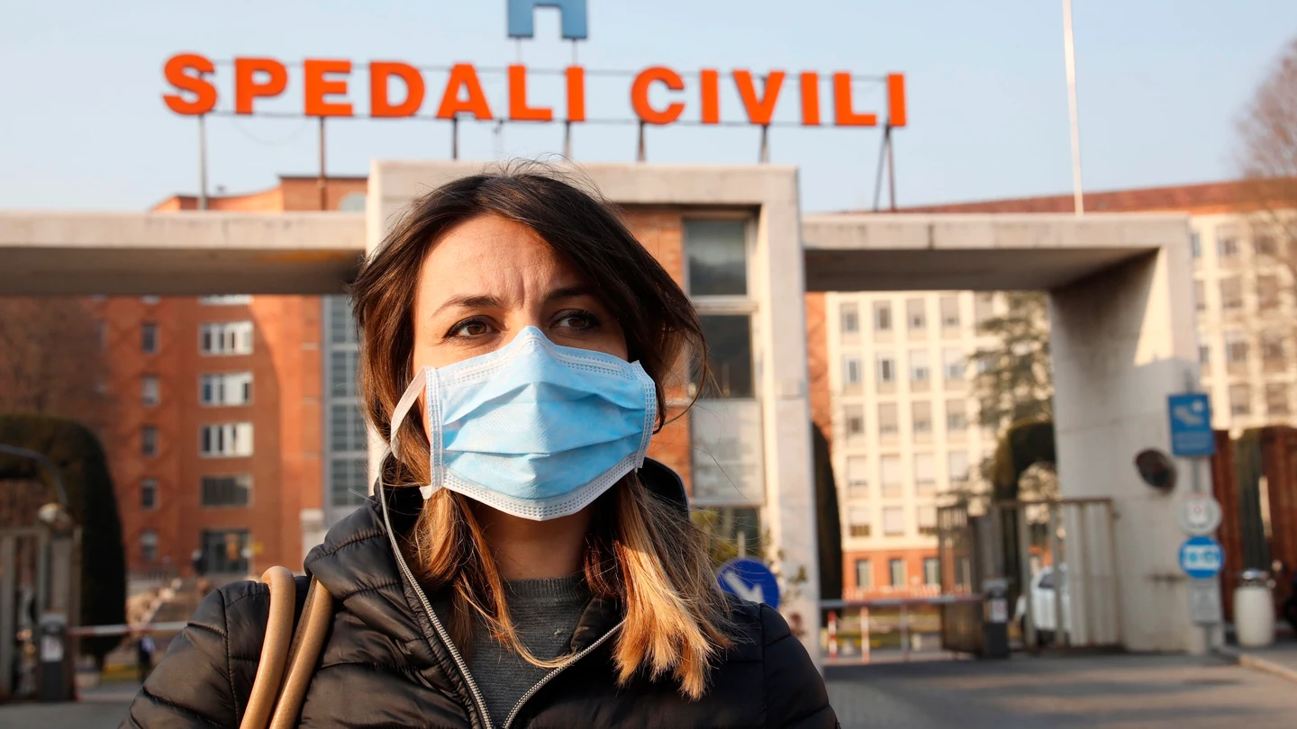 Una mujer con mascarilla en Brescia Una mujer con mascarilla en Brescia