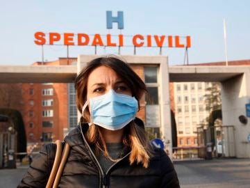 Una mujer con mascarilla en Brescia Una mujer con mascarilla en Brescia