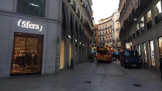 Los bomberos sofocan un incendio en el centro de Madrid Los bomberos sofocan un incendio en el centro de Madrid