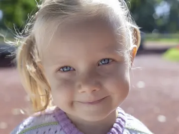 Niña con ojos azules Niña con ojos azules