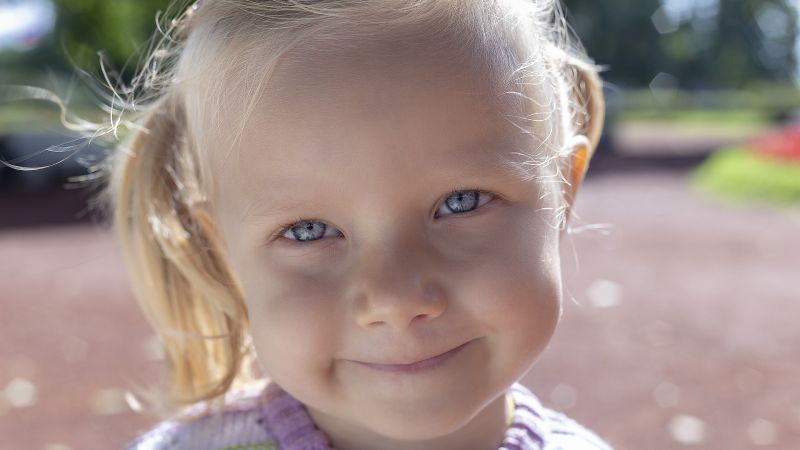 ¿A qué edad obtienen el color de ojos definitivo los niños?
