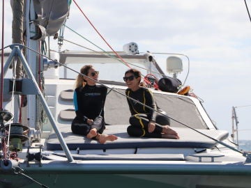 Marta y Agripina disfrutan de un viaje en barco con el traje de neopreno puesto, ¿qué habrán hecho? Marta y Agripina disfrutan de un viaje en barco con el traje de neopreno puesto, ¿qué habrán hecho?